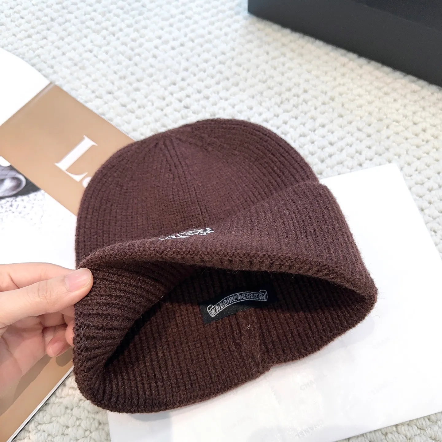P50 🤍Chrome hearts new autumn and winter cross knitted hat🧶 One of the must-have hats in autumn and winter~ It really looks good on whoever wears it~, it is also a perfect match in black and white and gray in autumn~